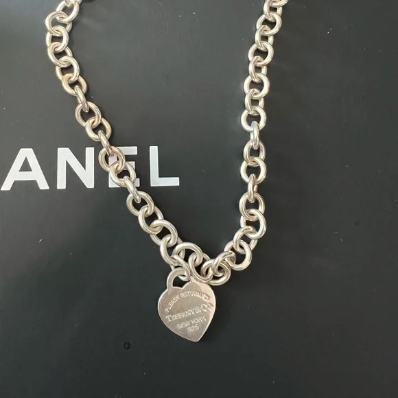 Tiffany & Co heart tag chain link necklace in silver - Picture 4 of 5